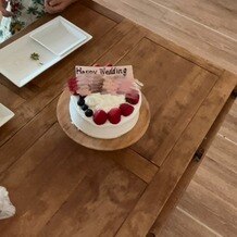 小さな結婚式沖縄チャペルの写真｜ケーキデコレーションの演出で子供たちにお願いしました！