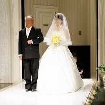 アンジェリオン オ プラザ ＴＯＫＹＯの画像｜新婦と新婦父がのバージンロードを歩くシーン