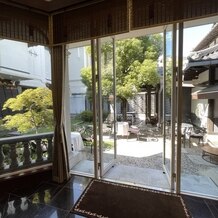 百花籠（ひゃっかろう）―Neo Japanesque Wedding―の画像｜披露宴会場からは庭も見えて雰囲気があります。