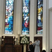 百花籠（ひゃっかろう）―Neo Japanesque Wedding―の画像｜大きなステンドグラスが美しい挙式会場