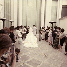 百花籠（ひゃっかろう）―Neo Japanesque Wedding―の画像｜挙式後のフラワーシャワー