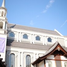 百花籠（ひゃっかろう）―Neo Japanesque Wedding―の画像｜敷地内に入ってすぐ見えるチャペルの外観。屋根には瓦も使われている。