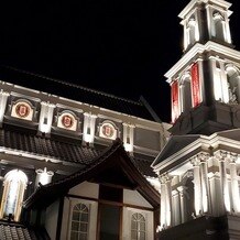 百花籠（ひゃっかろう）―Neo Japanesque Wedding―の画像｜夜の外観。お洒落で参列者が大勢撮影していた。