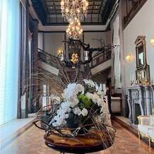 百花籠（ひゃっかろう）―Neo Japanesque Wedding―の写真｜ロビーにある大きな生花