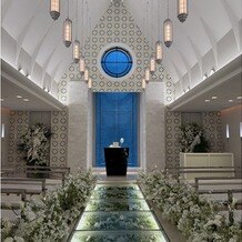 THE MARCUS SQUARE KOBE　（ザ マーカススクエア 神戸）の画像｜ガラス張りのチャペルは全天候型でした。