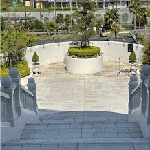 セントアクアチャペルＴＯＫＹＯＢＡＹの画像｜挙式会場から出たとこの新郎新婦目線