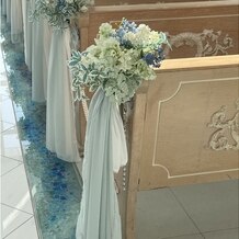 セントアクアチャペルＴＯＫＹＯＢＡＹの画像｜挙式会場のゲスト席プラン内装花