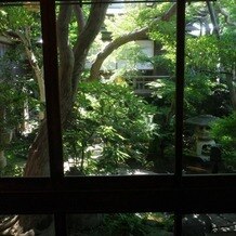 ＨＡＴＳＵＮＥＹＡ　ＧＡＲＤＥＮ　～since 1868 KAWAGOE～の写真｜会場入り口入ってすぐの窓から見える中庭