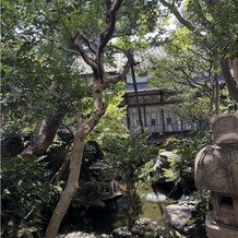 ＨＡＴＳＵＮＥＹＡ　ＧＡＲＤＥＮ　～since 1868 KAWAGOE～の写真｜喫煙所から見える景色　中庭