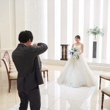 Accueillir　風彩の森迎賓館（アクイール　かぜのもりげいひんかん）の画像｜挙式の前にカメラマンである夫の「新郎撮影タイム」を設けて、誰もいないチャペルで撮ってもらいました。