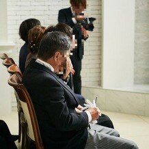 Accueillir　風彩の森迎賓館（アクイール　かぜのもりげいひんかん）の画像｜チャペル前方にはスクリーンが降りてきて、挙式の終盤にお手紙ムービーを上映しました。