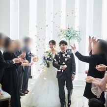 Accueillir　風彩の森迎賓館（アクイール　かぜのもりげいひんかん）の写真｜生花のフラワーシャワーはプランナーさんが提案してくださいました。素敵な思い出になって大満足です！