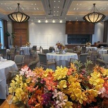 ＴＨＥ　ＧＲＡＮＤ　ＯＲＩＥＮＴＡＬ　ＭＩＮＡＴＯＭＩＲＡＩ （グランドオリエンタル みなとみらい）の写真｜南国風の披露宴会場