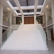 ザ・リーヴス　プレミアムテラスの画像｜フラワーシャワーをする大階段