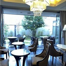 八雲迎賓館の画像｜ガラスドアを開けると、テラスへ出ることができます。