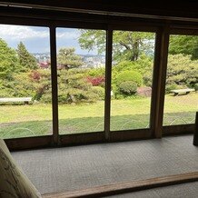 辻家庭園　～前田家家老旧横山家迎賓館～（金沢市指定文化財）の写真｜参列者待合室から見られる風景
