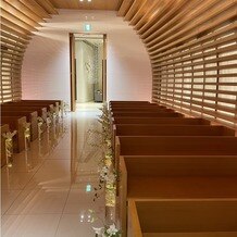 辻家庭園　～前田家家老旧横山家迎賓館～（金沢市指定文化財）の写真｜チャペル内から振り返った時に見える、入場口の後ろに煌めく雨モチーフの飾り