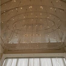 アルマリアン 福岡（ＡＬＭＡＬＩＥＮ　ＦＵＫＵＯＫＡ）の画像｜チャペル天井のシャンデリア