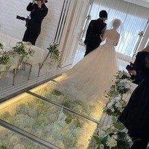 アルマリアン 福岡（ＡＬＭＡＬＩＥＮ　ＦＵＫＵＯＫＡ）の写真｜純白のドレスが素敵です。床がガラスでした！