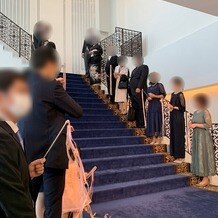 アルマリアン 福岡（ＡＬＭＡＬＩＥＮ　ＦＵＫＵＯＫＡ）の画像｜挙式後に新郎新婦を祝福します。二人が歩く階段の様子です。
