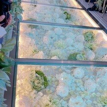 アルマリアン 福岡（ＡＬＭＡＬＩＥＮ　ＦＵＫＵＯＫＡ）の画像｜チャペルの床の装花アップ写真