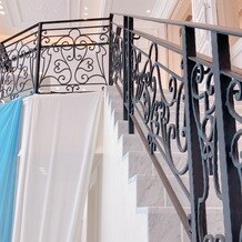 アルマリアン 福岡（ＡＬＭＡＬＩＥＮ　ＦＵＫＵＯＫＡ）の写真｜披露宴会場からお見送り会場に繋がる大階段の様子
