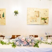 ブランシュメゾン・エ・コートダジュールの画像｜高砂は用意せずに長テーブルにして、新郎新婦席の前はお花を豪華にして写真映えするようにしてもらいました