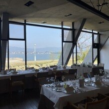 ＳＥＴＲＥ　ＭＡＲＩＮＡ　ＢＩＷＡＫＯ（セトレ　マリーナびわ湖）の画像｜レストランから琵琶湖が見えます。
写真は逆光なので、実際は暗くないです。