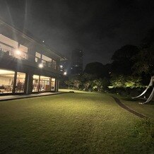 国際文化会館（International House of Japan）の画像｜夜の式場です。会場の明かりとガーデンの雰囲気が素敵でした。