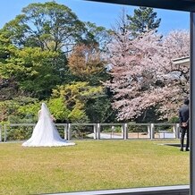 国際文化会館（International House of Japan）の画像｜挙式直前の前撮りシーン。普段は入らないテラスにも入れます。