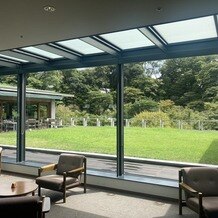 国際文化会館（International House of Japan）の画像｜入ってすぐのロビー。窓が大きく、落ち着いた雰囲気が素敵でした。