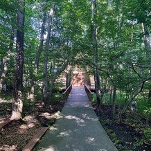 軽井沢倶楽部　有明邸の写真｜披露宴会場からチャペルに向かうアプローチ