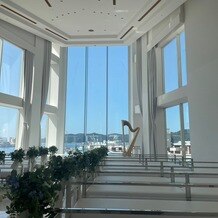 ハーバーテラス ＳＡＳＥＢＯ迎賓館の写真｜白基調の式場で天井からは羽を降らせることができる。