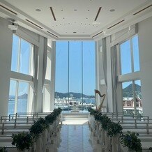 ハーバーテラス ＳＡＳＥＢＯ迎賓館の写真｜大きな窓で空や海が見える。