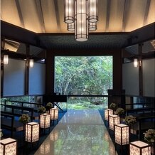 アカガネリゾート京都東山　（AKAGANE RESORT KYOTO HIGASHIYAMA）の画像｜大理石の床に緑反射する美しい会場