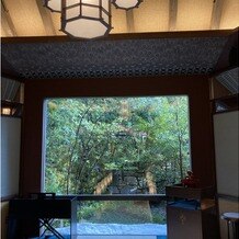 アカガネリゾート京都東山　（AKAGANE RESORT KYOTO HIGASHIYAMA）の画像｜緑をバックに。
冬でも綺麗な緑でした。
少人数にも適した会場の規模感で良かったです。