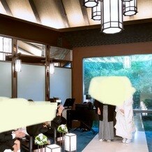 アカガネリゾート京都東山　（AKAGANE RESORT KYOTO HIGASHIYAMA）の画像｜最低限の装花でも満足できる会場から見える美しい緑