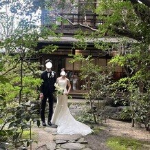 アカガネリゾート京都東山　（AKAGANE RESORT KYOTO HIGASHIYAMA）の画像｜挙式、披露宴が終わった後にお庭で撮ってくださった一枚です。
お庭の雰囲気がとても素敵でした。