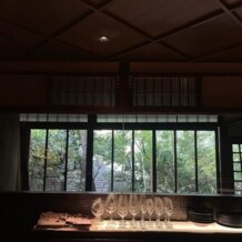 アカガネリゾート京都東山　（AKAGANE RESORT KYOTO HIGASHIYAMA）の写真｜レストラン空の景色です。窓から見える緑は、どの会場からも見ることができます。癒しの空間です。