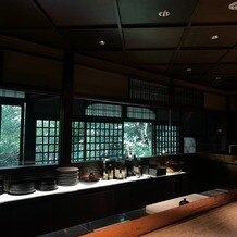 アカガネリゾート京都東山　（AKAGANE RESORT KYOTO HIGASHIYAMA）の写真｜レストランからの景気です。どの会場からも緑を眺めることができます。夏場でも涼しく過ごせそうです。