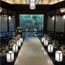 アカガネリゾート京都東山　（AKAGANE RESORT KYOTO HIGASHIYAMA）の写真｜ゲストとの距離感の近いアットホームなチャペル
大雨だったとしても緑が映えるチャペルです