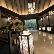 アカガネリゾート京都東山　（AKAGANE RESORT KYOTO HIGASHIYAMA）の画像｜花が綺麗で床に反射した外の風景も素敵でした