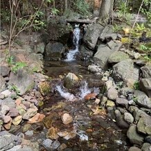 アカガネリゾート京都東山　（AKAGANE RESORT KYOTO HIGASHIYAMA）の写真｜お庭に流れている小川。癒されます。