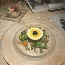アカガネリゾート京都東山　（AKAGANE RESORT KYOTO HIGASHIYAMA）の画像｜パプリカを花びらに見立てた前菜