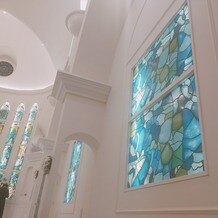 ルシェルアンジュ水戸 ウエディングシャトーの画像｜チャペル側面の壁装飾
ステンドグラスが多く豪華な印象