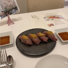 ルシェルアンジュ水戸 ウエディングシャトーの写真｜新郎が肉、新婦がお寿司が好きと伝えたら組み合わせたお料理を作ってプレゼントしていただきました！