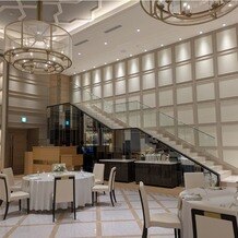 THE　LUXSCENA（ザ・ラグシエナ）の写真｜大階段から入場できます。
