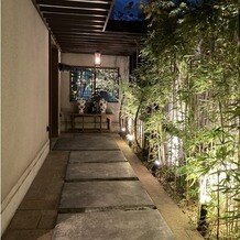クラシカ表参道／別邸KEYAKIの画像｜チャペル入口までの道です。趣のあるしつらえでした。昼でも夜でも雰囲気があります。
