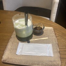 クラシカ表参道／別邸KEYAKIの画像｜ウェルカムドリンクとして出してもらった抹茶のドリンクとわらび餅