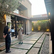 クラシカ表参道／別邸KEYAKIの画像｜挙式会場横のガーデン。晴れている場合ここでフラワーシャワーを行うそう。